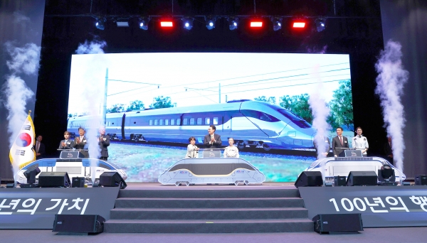 지난 1일 윤석열 대통령이 참석한 가운데 한국철도공사(코레일) 본사에서 열린 고속철도(KTX) 개통 20주년 기념식.
